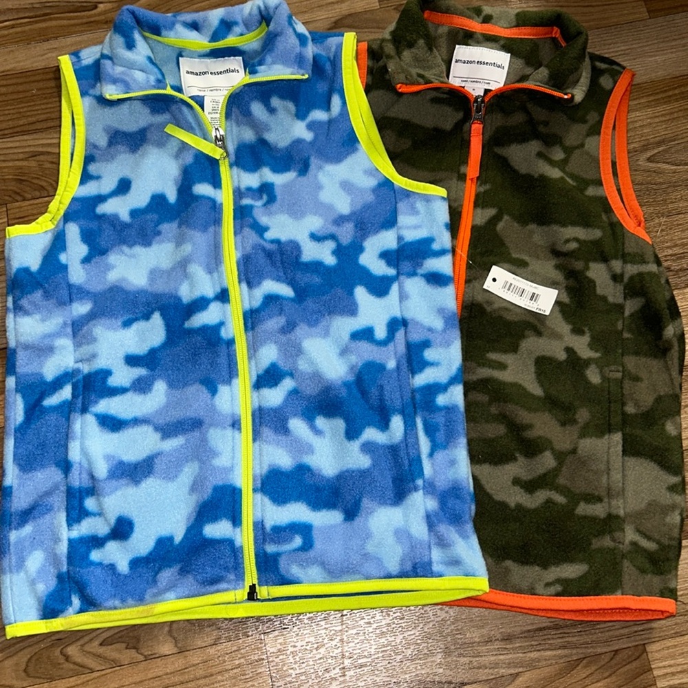 Amazon Essentials fleece vests M